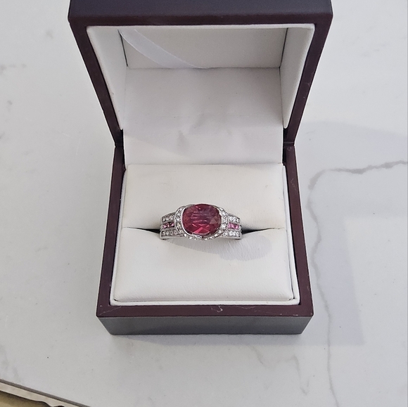 Radiant Red and Silver Ring with Striking Gemstone - Picture 3 of 8
